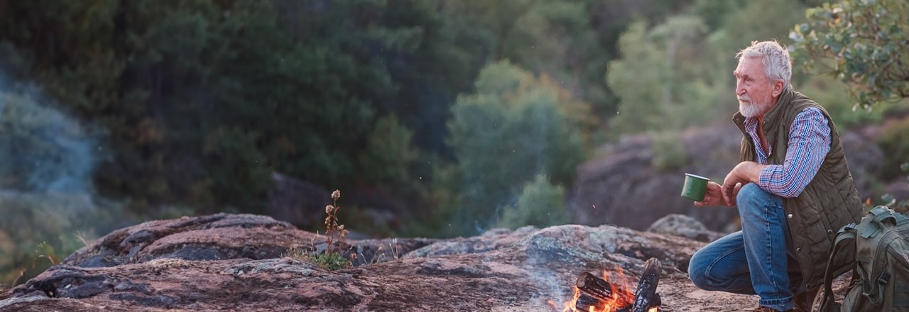 Mann am Lagerfeuer